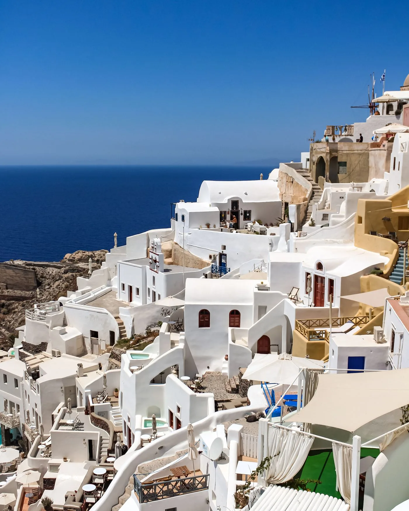 Pueblo blanco mediterráneo en un acantilado sobre el mar
