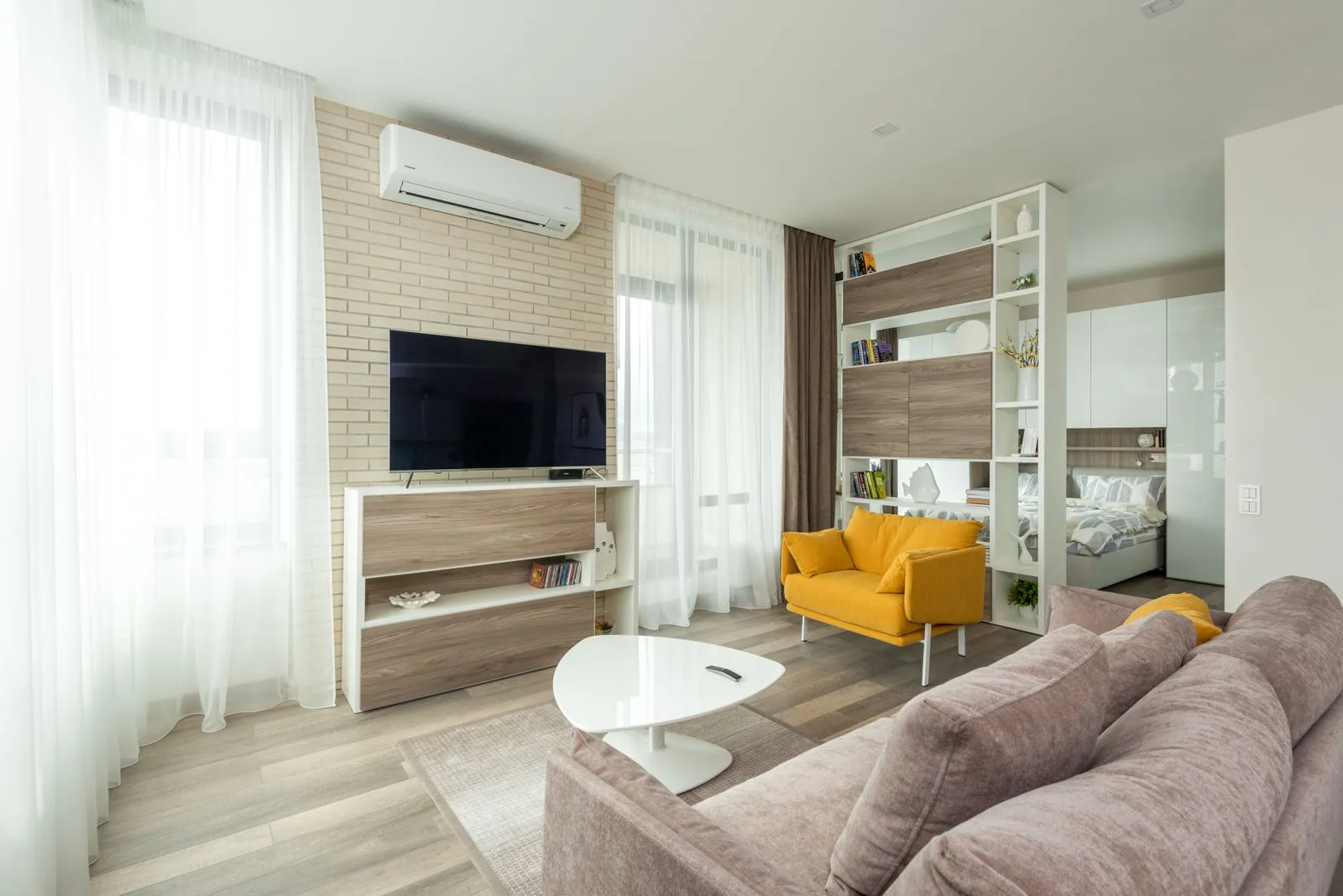 Salón luminoso de un apartamento turístico moderno