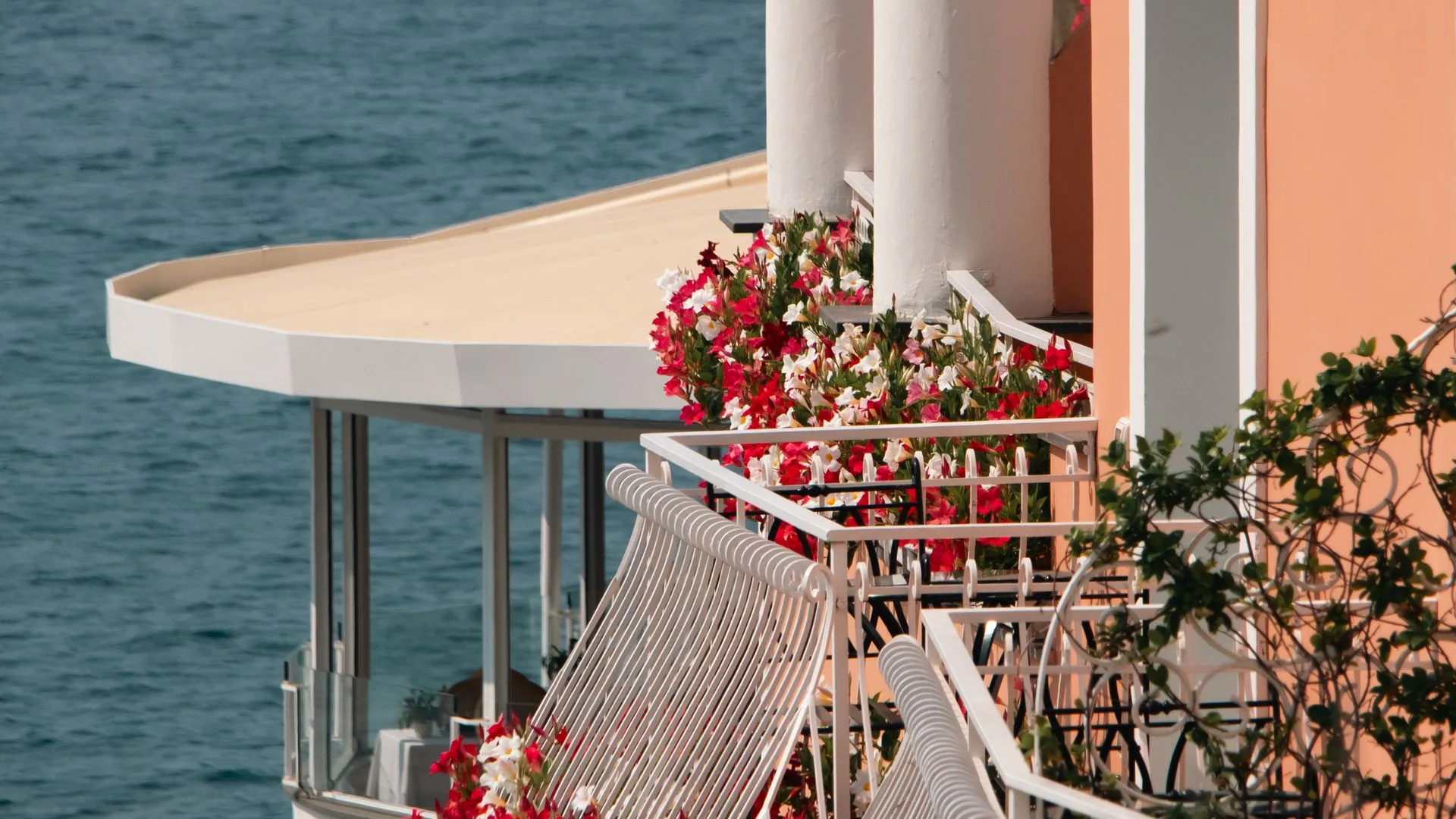 Balcón mediterráneo con flores frente al mar